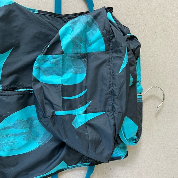 Lululemon Vest with Zip Out Hood - Picture 6 of 6